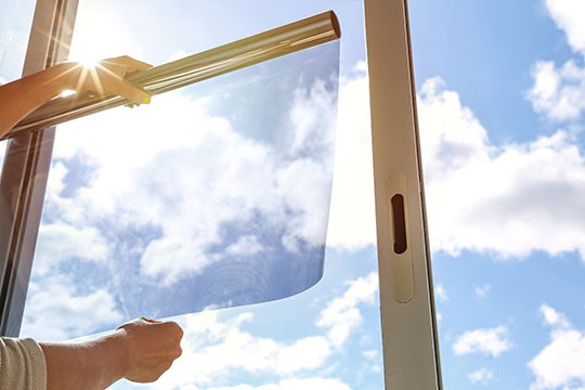ANGEBOT: Dienstleistung Fensterfolierung, inkl. UV Schutzfolie PREMIUM  (glasklar) - Fenster Folien und Sichtschutzfolien